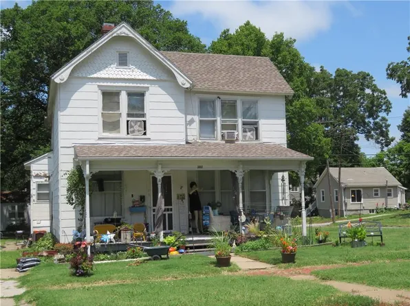 302 W Peoria St, Paola, KS 66071