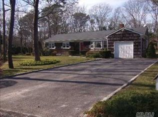 7 Easterly Ct, Hampton Bays, NY 11946