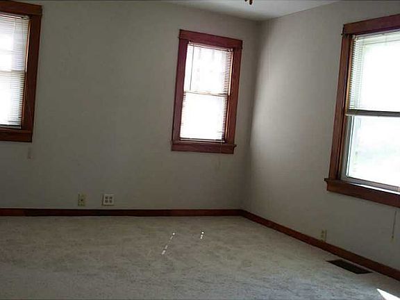 3rd image of 282 Forest Ave