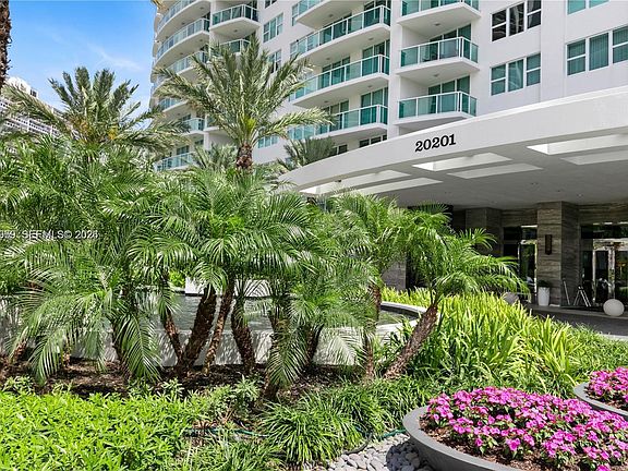 3rd image of 20201 E Country Club Dr APT 1006