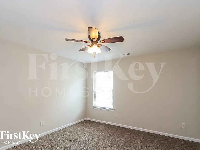 703 Barberry Dr — Photo 9