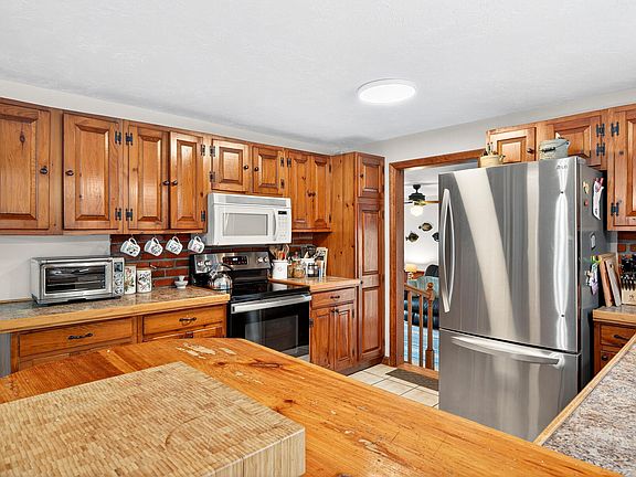 4th image of 14 Dogwood Lane