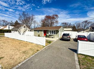 13 E Walnut St, Central Islip, NY 11722