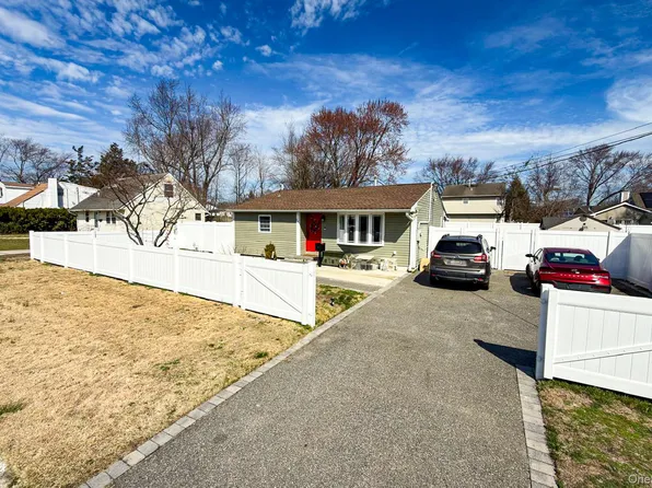 13 E Walnut Street, Central Islip, NY 11722