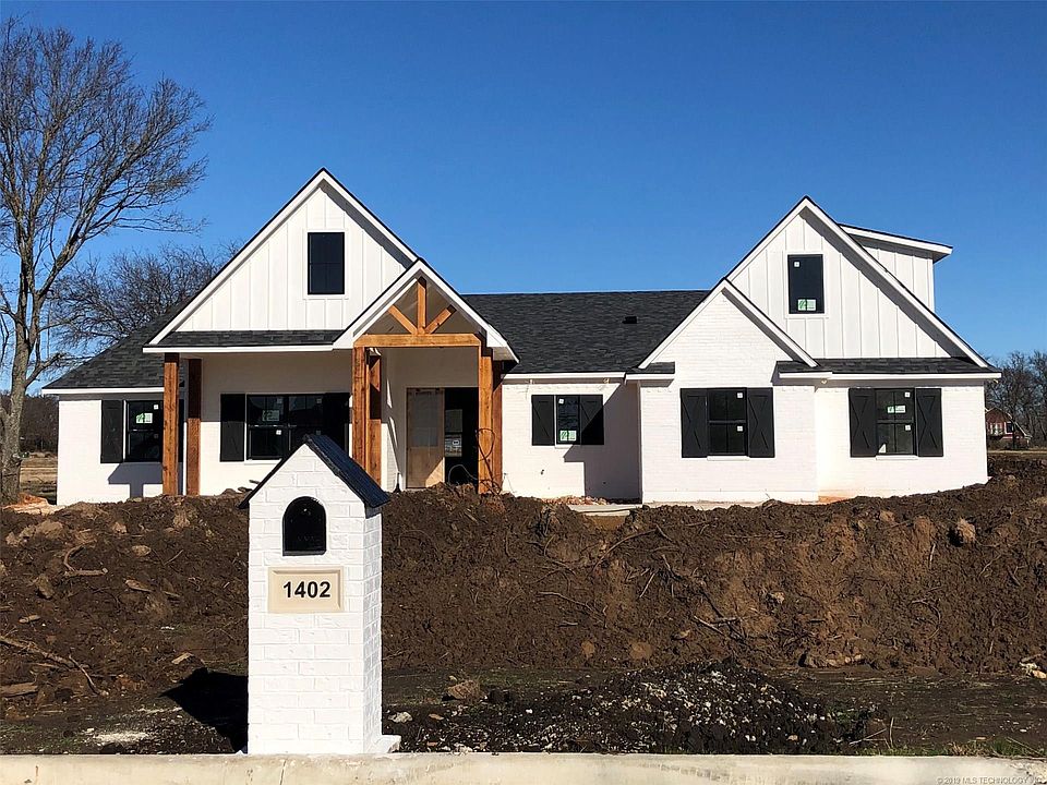 1st image of 1402 St Ives Ln