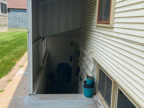 3rd image of 921 13th St APT 3