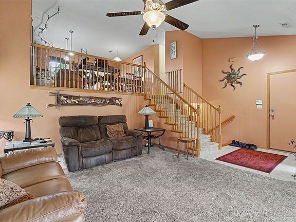 4th image of 804 SE Dovetail Rd