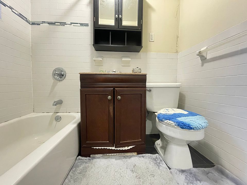 2nd image of 2802 Kennedy Blvd #120E