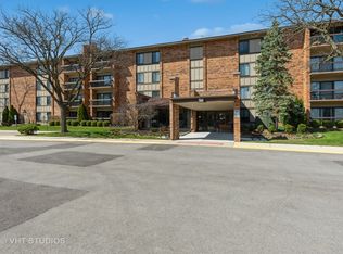 77 Lake Hinsdale Dr APT 106, Willowbrook, IL 60527