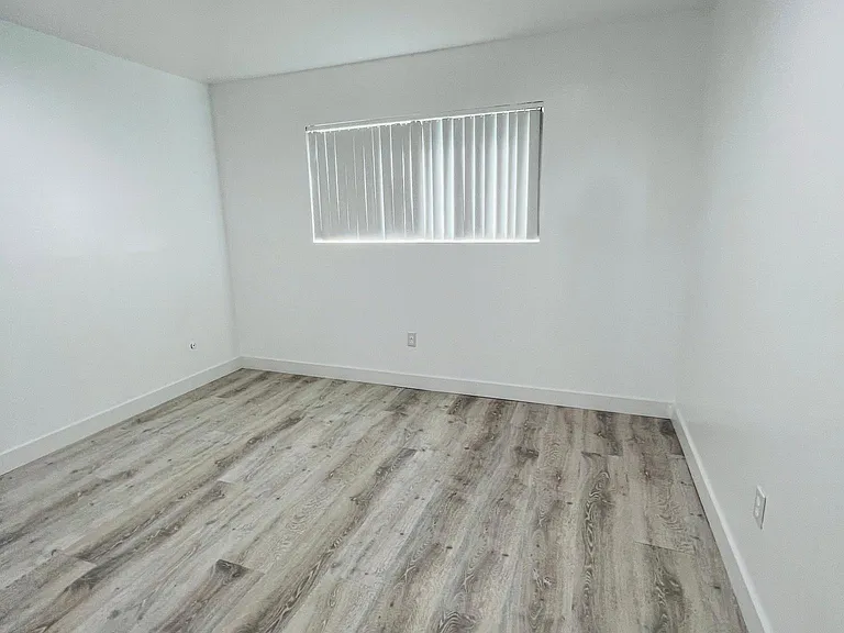 2601 W Orion Ave — Photo 7
