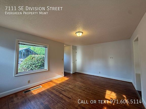 4th image of 7111 SE Division St
