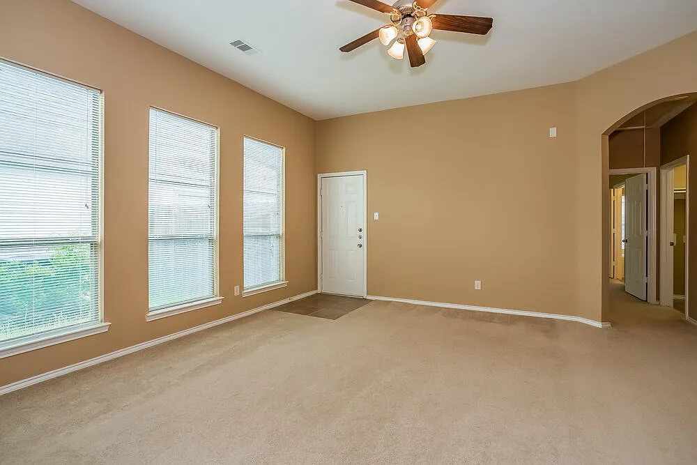 3 bed, 2.0 bath, 1422 sqft, $1,795 — Photo 3
