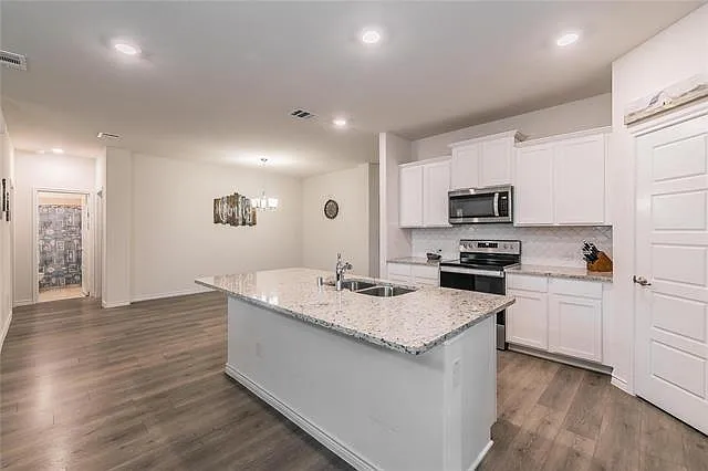 5 bed, 2211 sqft, $2,350 — Photo 3