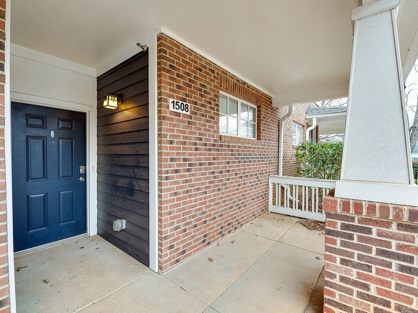 Wesley Heights Townhome with City Views — Photo 3