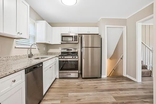 4th image of 2898 Hyde Park Dr