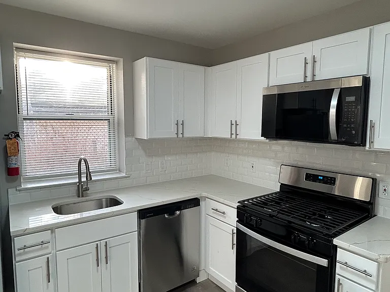 Austin Manor Apartments — Photo 14