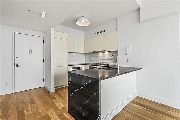 Rented by Fact Real Estate LLC | media 8