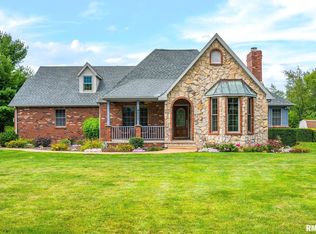 4237 Sheridan Rd, Pekin, IL 61554