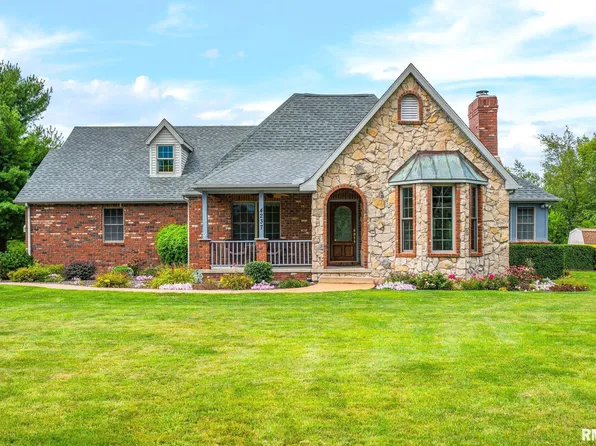 4237 Sheridan Rd, Pekin, IL 61554