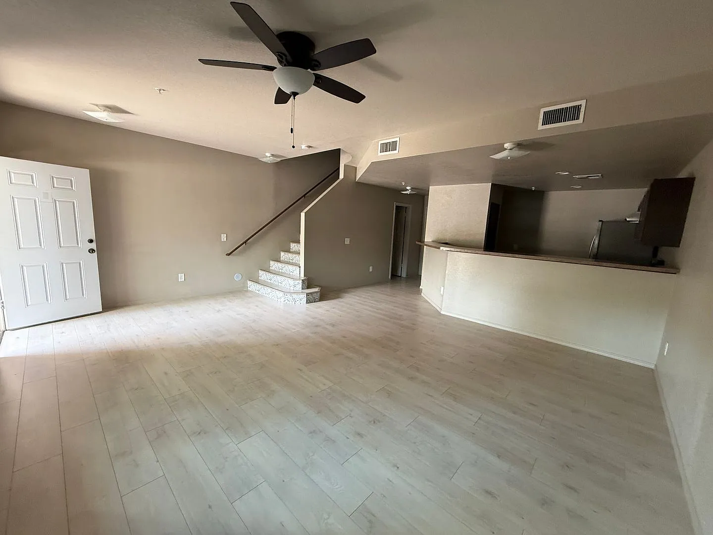 Luxury Eldorado Condo For Rent — Photo 3