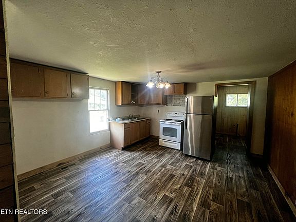 4th image of 105 Cedar Ave