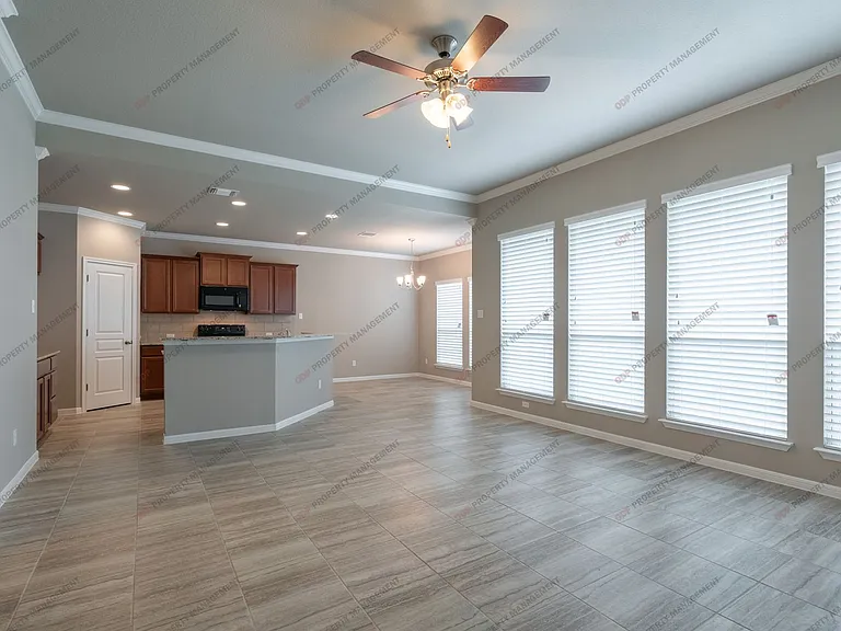727 Cross Dr — Photo 4