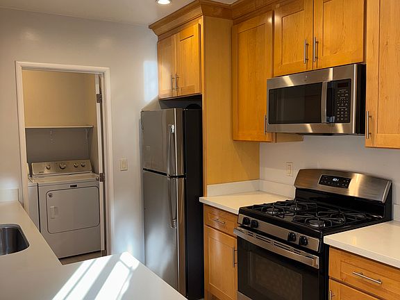 4th image of 453 S Murphy Ave APT 3
