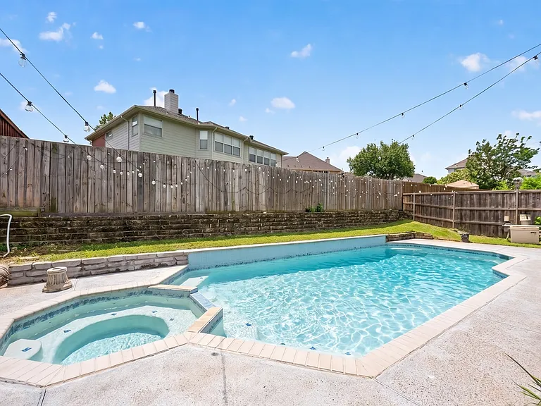 308 Keswick Ln — Photo 32