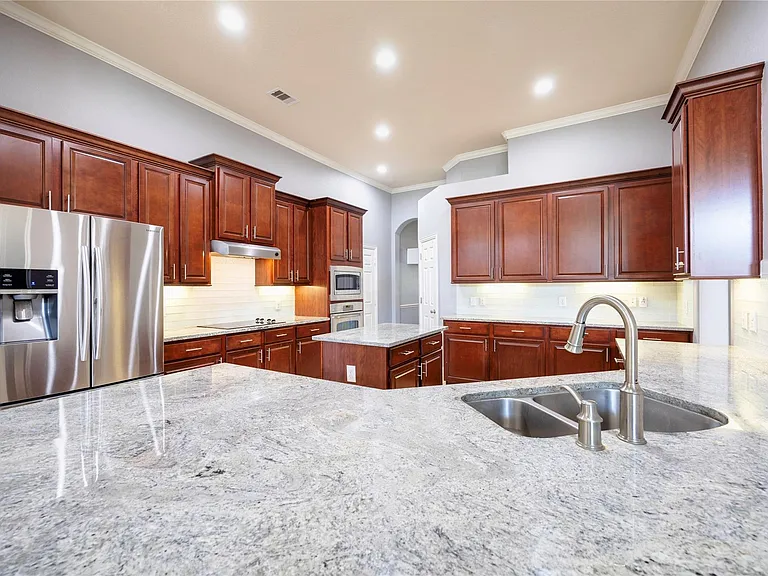 6743 Honeycrest Ln — Photo 2