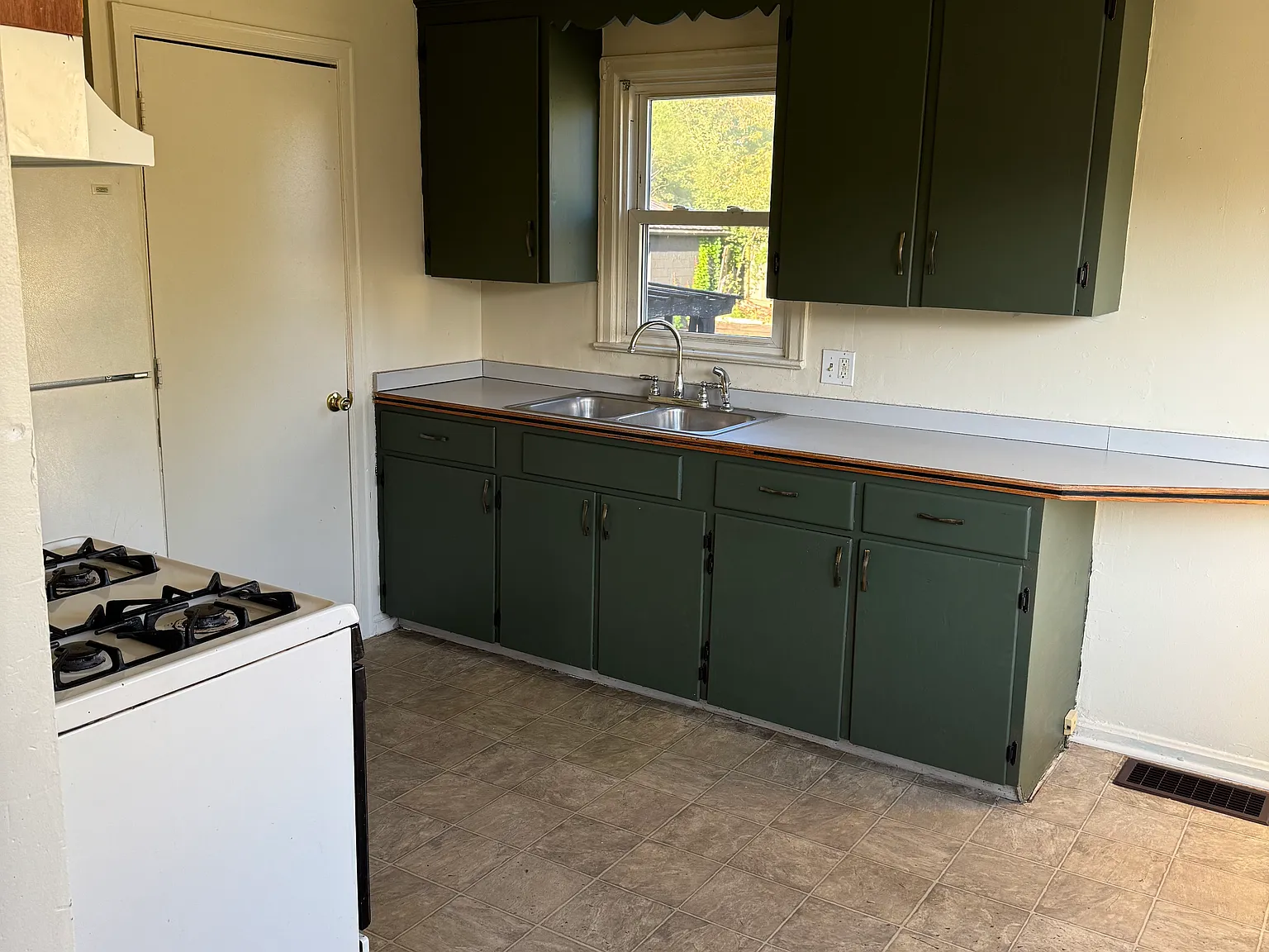 3 bed, 1008 sqft, $900 — Photo 4