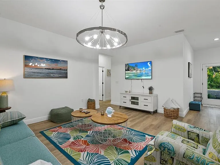 3038 Sargeant St — Photo 11