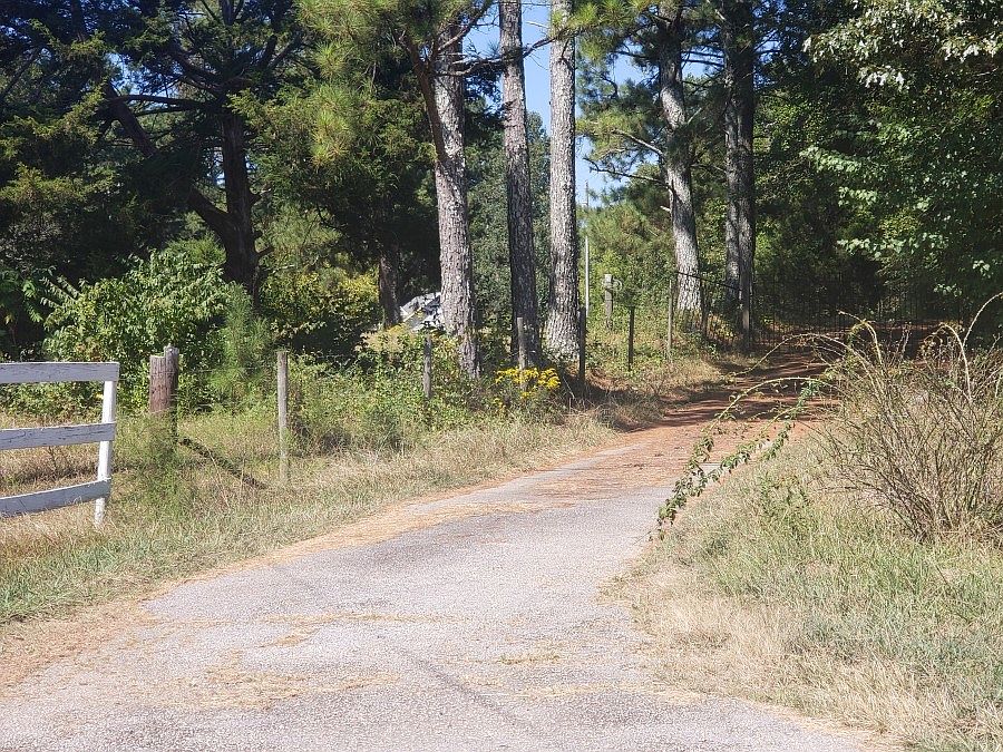 2nd image of 324 Honeysuckle Ln
