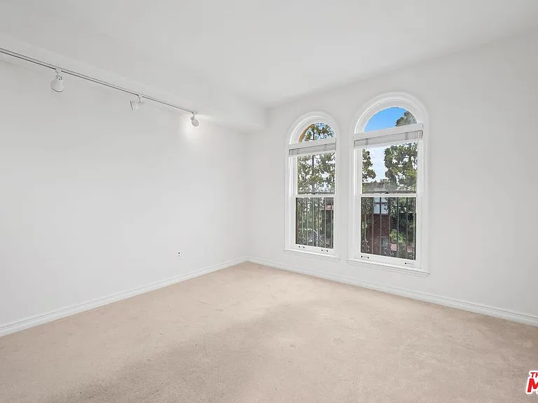 1000 Granville Ave #404 — Photo 47