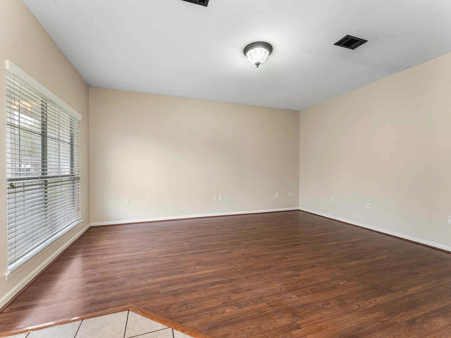 3 bed, 1272 sqft, $1,900 — Photo 3
