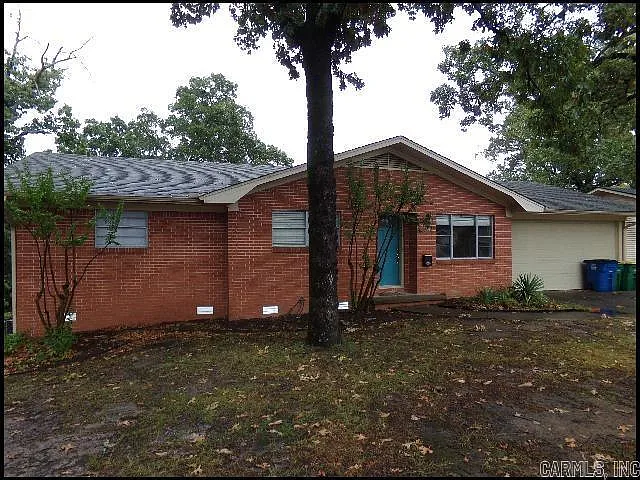 3 bed, 2.0 bath, 1966 sqft, $2,100 — Photo 2