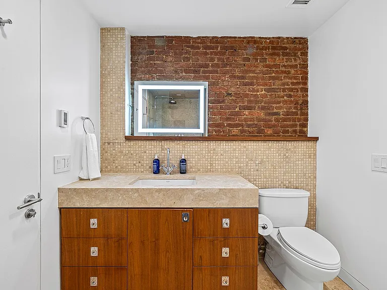 10 E 14th St #6 — Photo 32