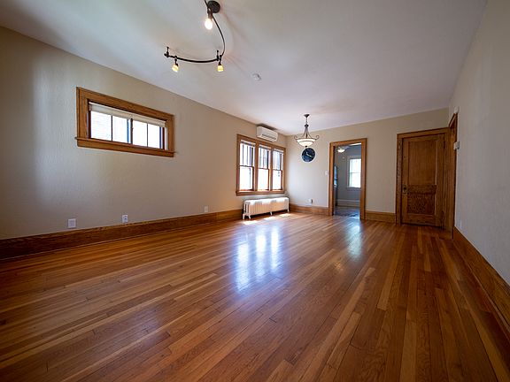 3rd image of 2138 Wellesley Ave