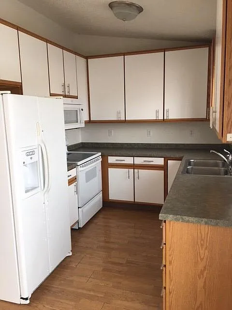 4 bed, 1894 sqft, $2,195 — Photo 2