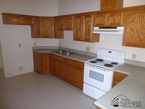 3rd image of 1392 E San Pedro St