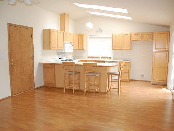 Kitchen-fridge is included