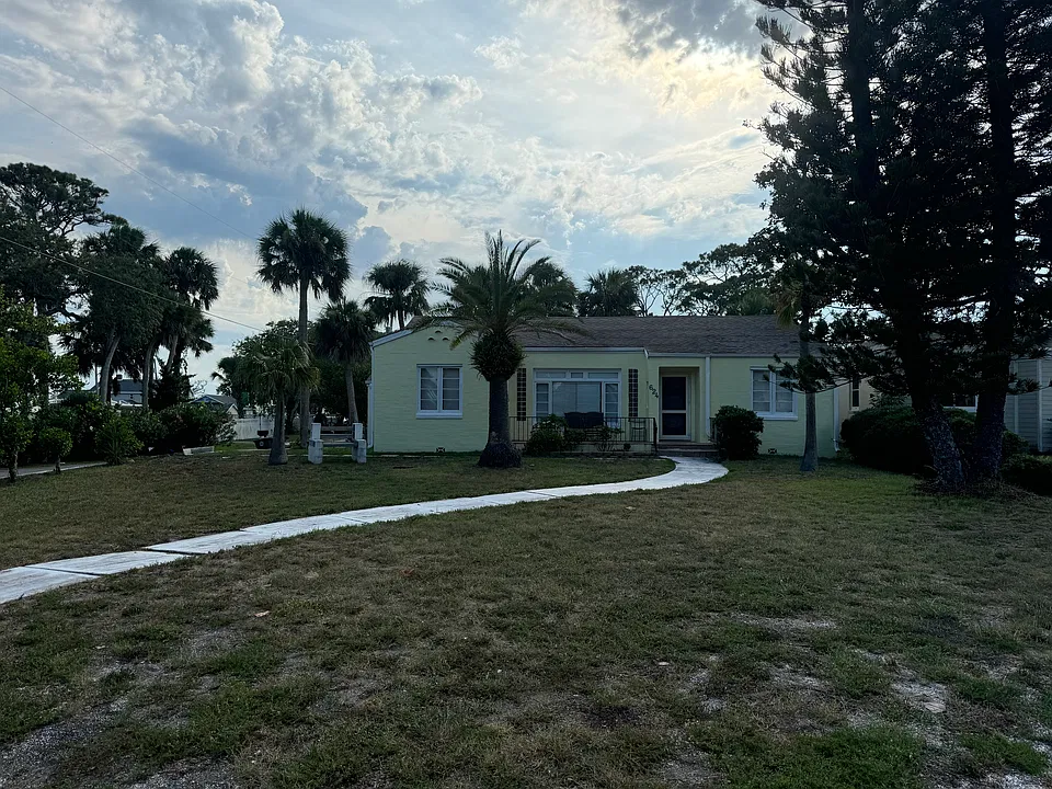624 S Peninsula Dr