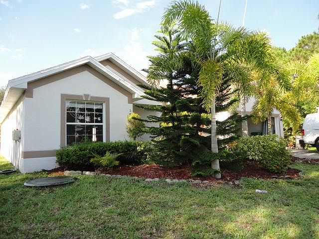 1st image of 585 NW Floresta Dr