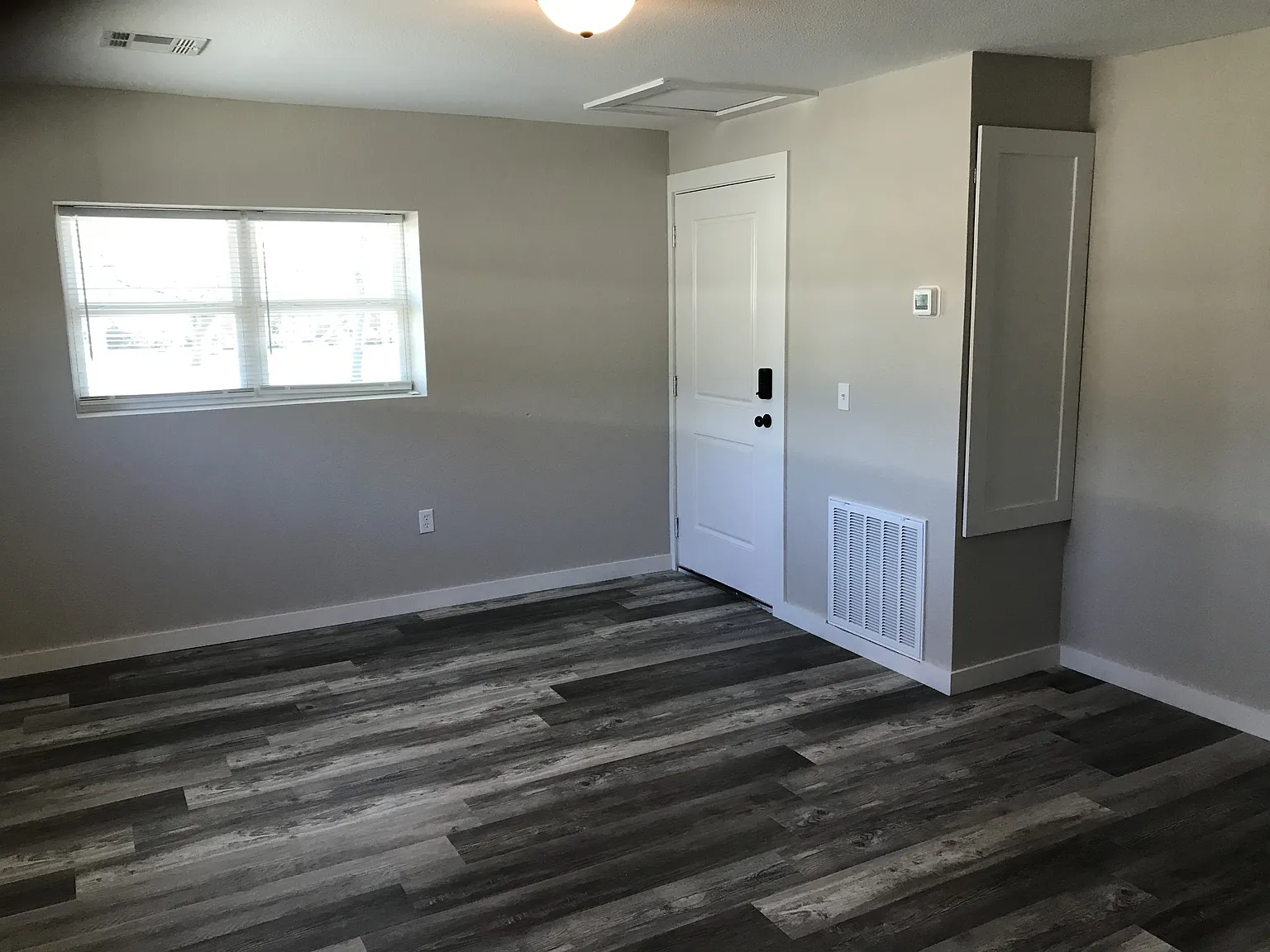 405 E Smith St — Photo 2