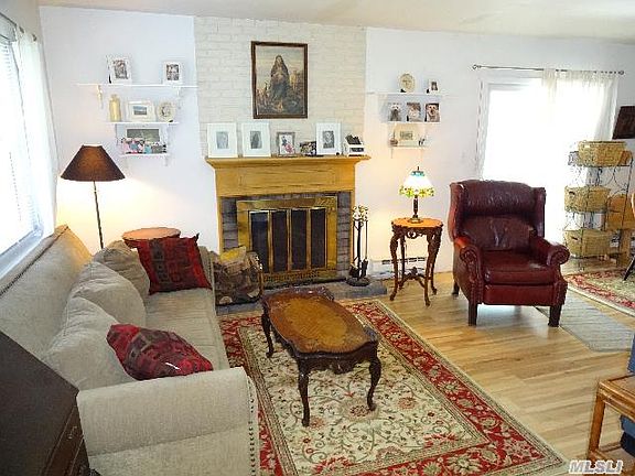 3rd image of 13 Lexington Ct