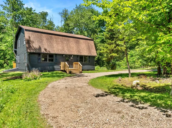 410 Long Bow Ln, Becket, MA 01223