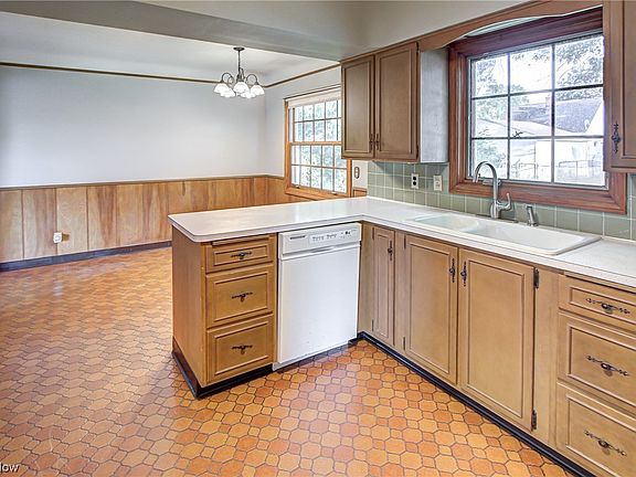 5th image of 6811 Glencoe Ave