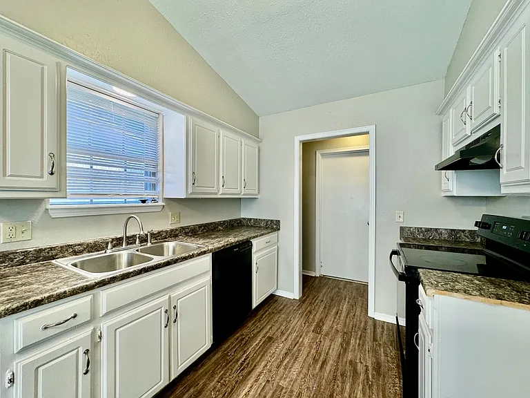 1006 Richmond St — Photo 7