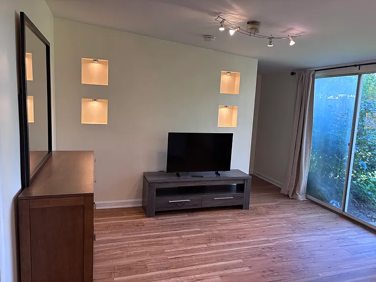 Primary bedroom (2/2)