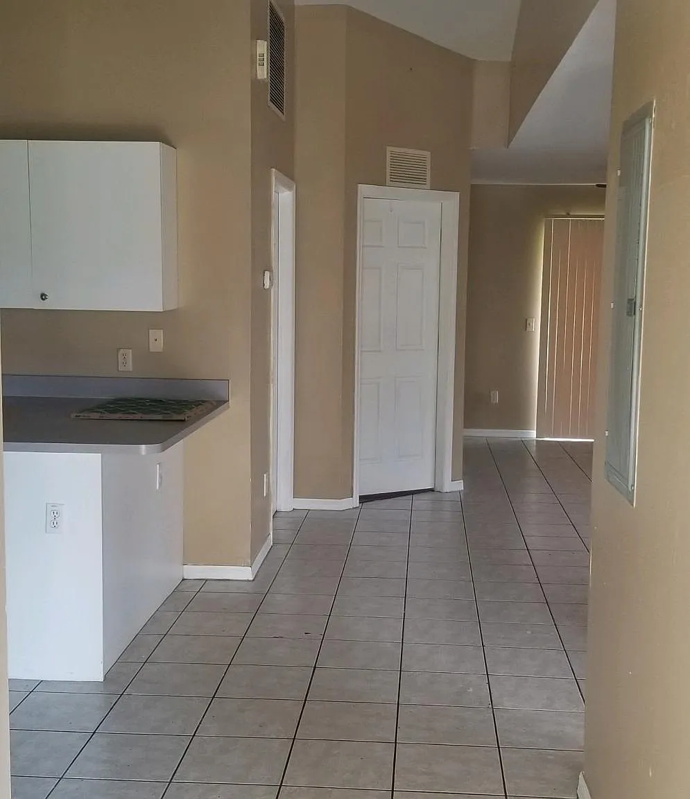 2 bed, 1.5 bath, 945 sqft, $1,695 — Photo 2