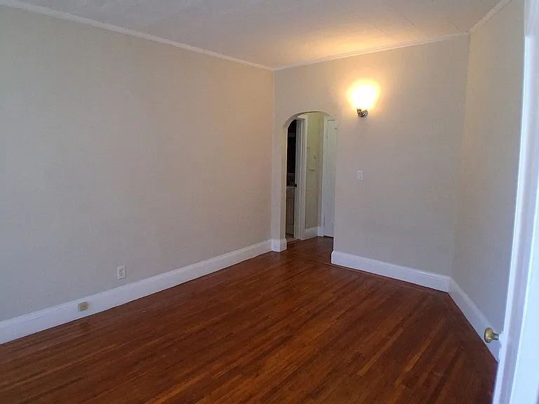 Claremont Towers Apartments — Photo 23